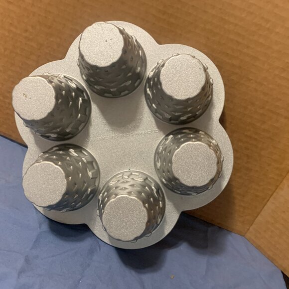 Nordic Ware Ice Cream Cone Cupcake Pan 4.5 Cup Nonstick 6 Cups Never Used - Picture 4 of 8